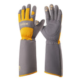 COOLJOB thorn-proof gloves protect hands during thorny pruning.