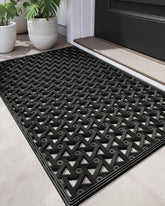 DEXI front door mat in rubber shows a sturdy, non-slip surface for rainy days.