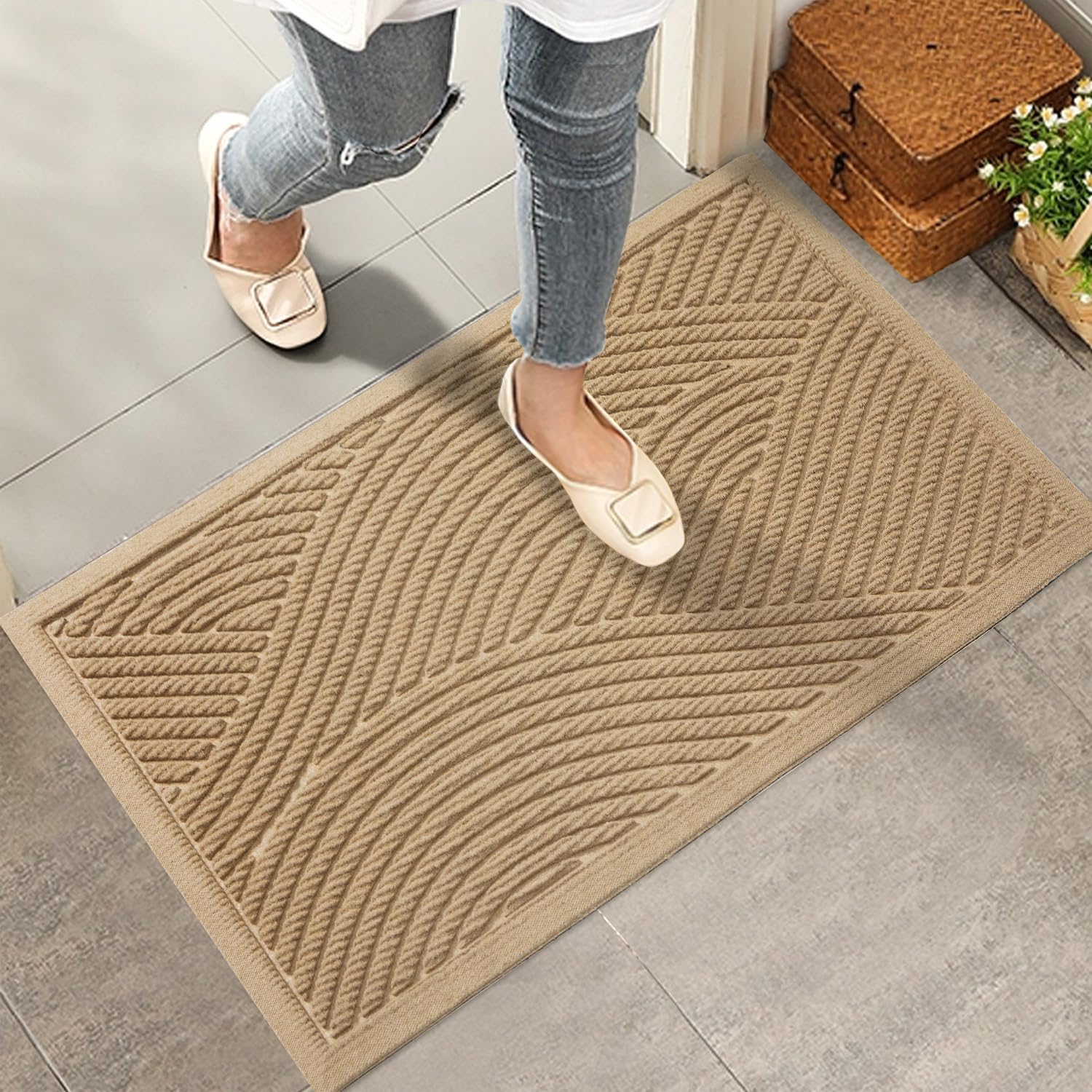 HIYARD sturdy front door mat absorbs mud and moisture to keep floors cleaner.