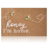 HLFMVWE Bee door mat in brown welcomes guests and absorbs moisture.