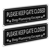 Qulkws dog gate sign with clear text for outdoor gate reminders.