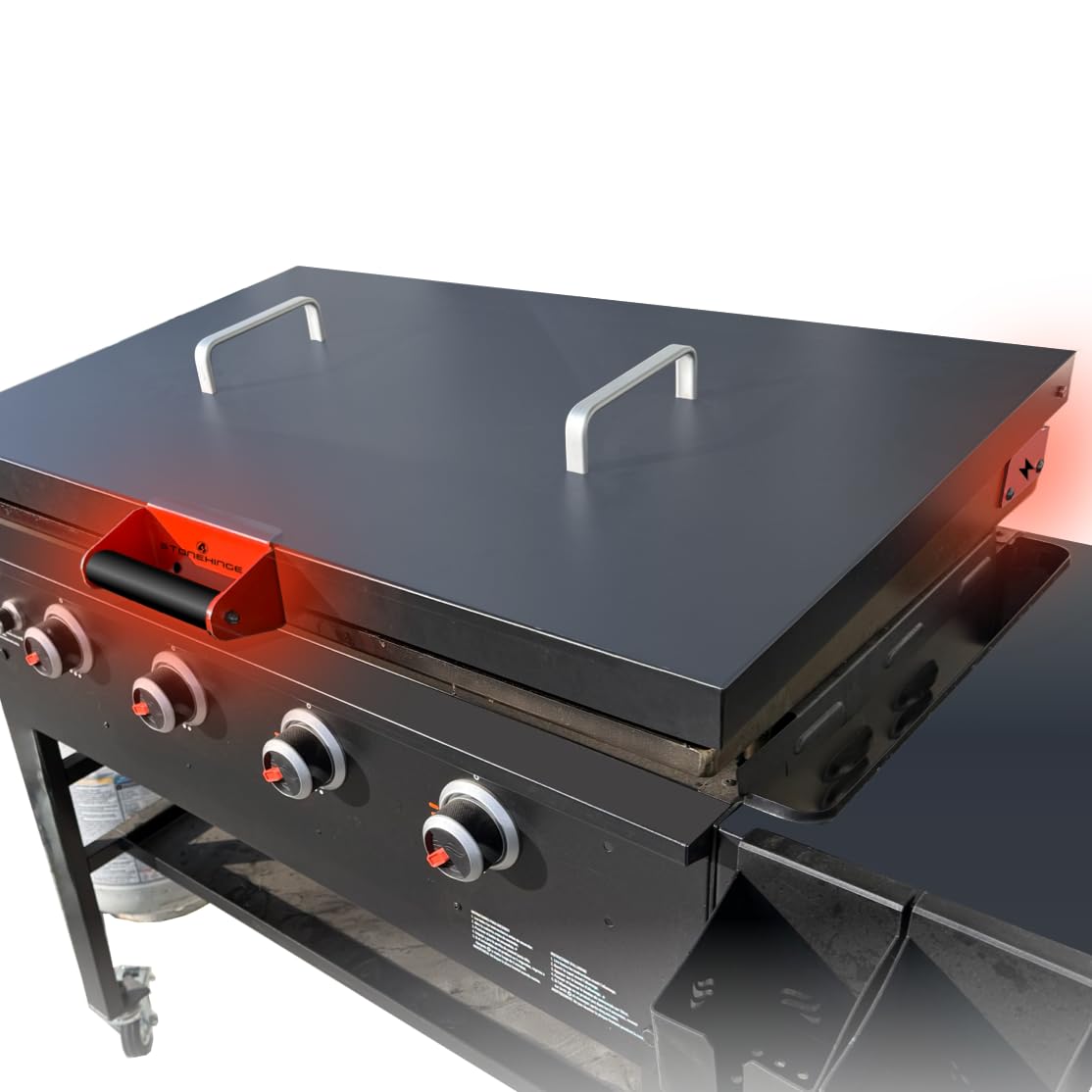 4 Mavericks StoneHinge hinged lid in use, trapping heat for even cooking