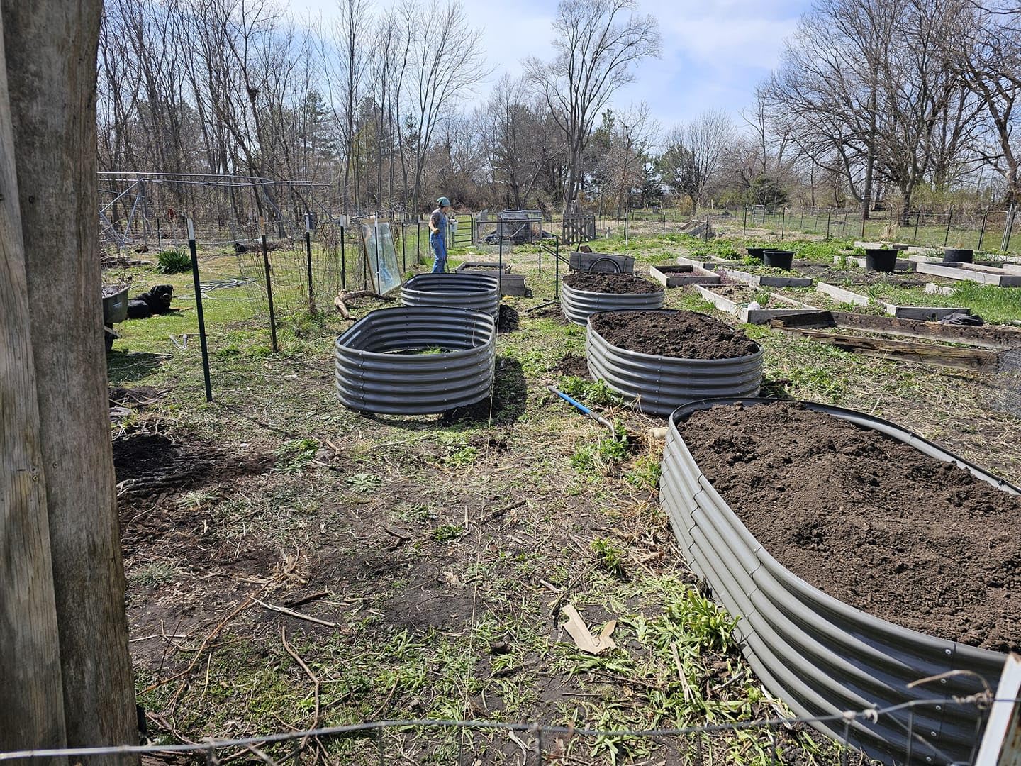 A ANLEOLIFE open bottom drainage bed promoting healthy moisture and drainage
