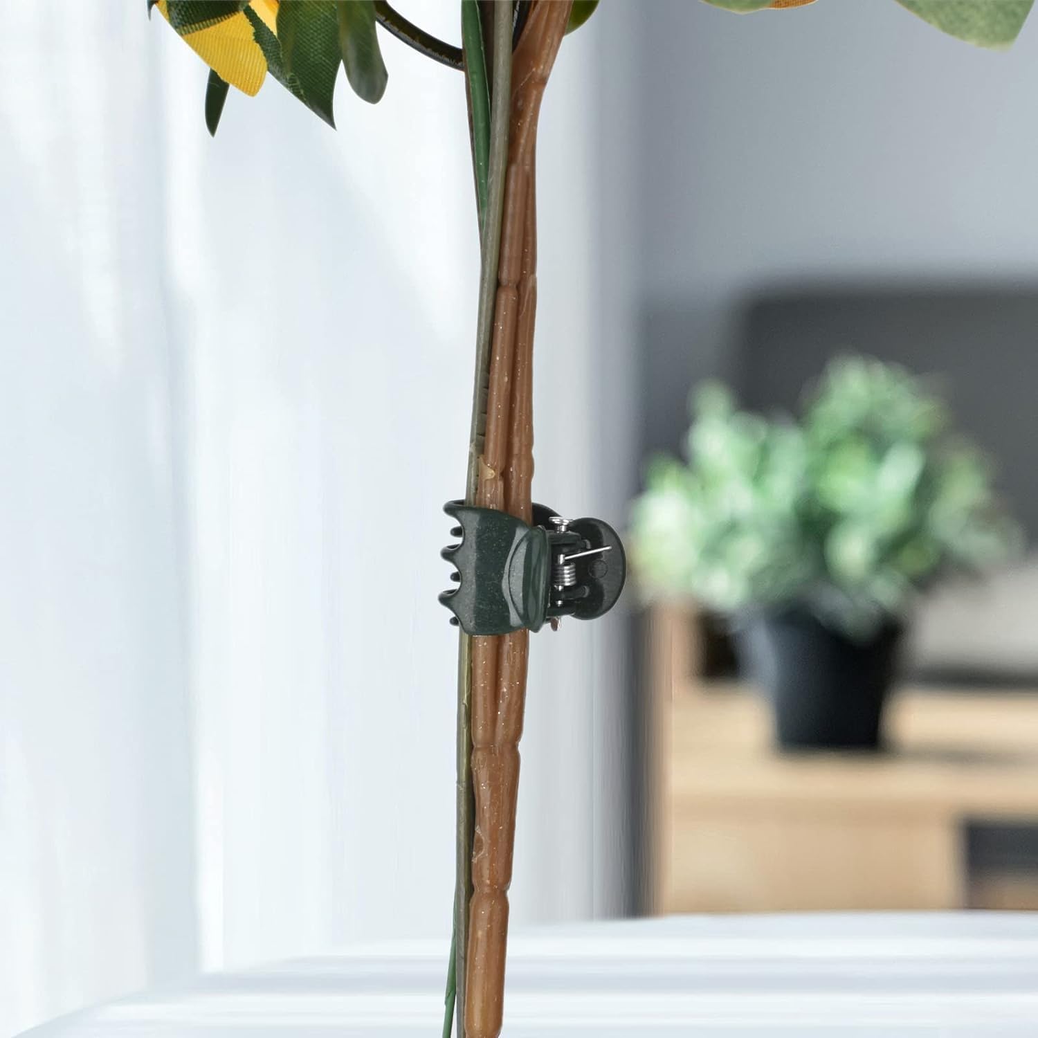 AccEncyc climbing vine clip helps train garlands without damage