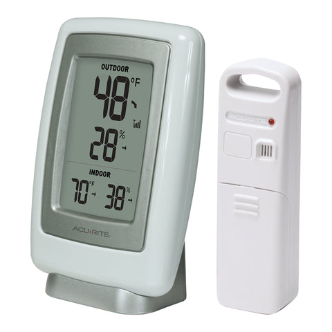 AcuRite 00611 large LCD screen enables at-a-glance weather information.