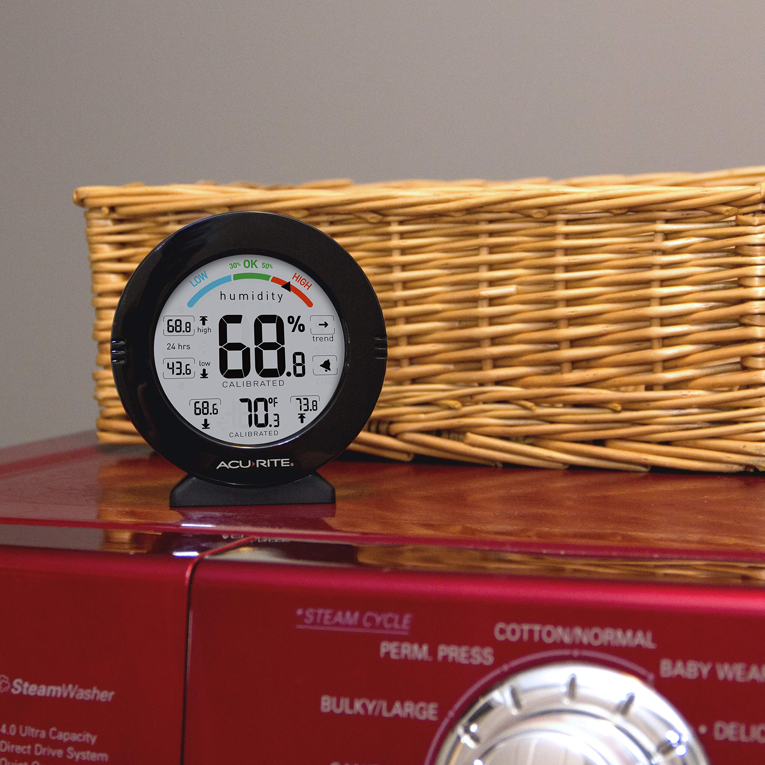 AcuRite 01080M mounting options allow flexible placement for accurate readings.