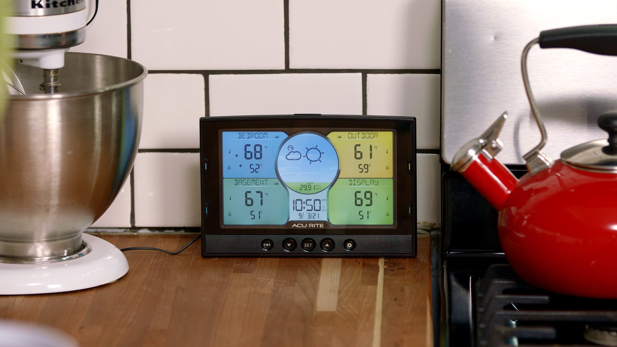 AcuRite indoor/outdoor sensors monitor temperature and humidity across four zones.