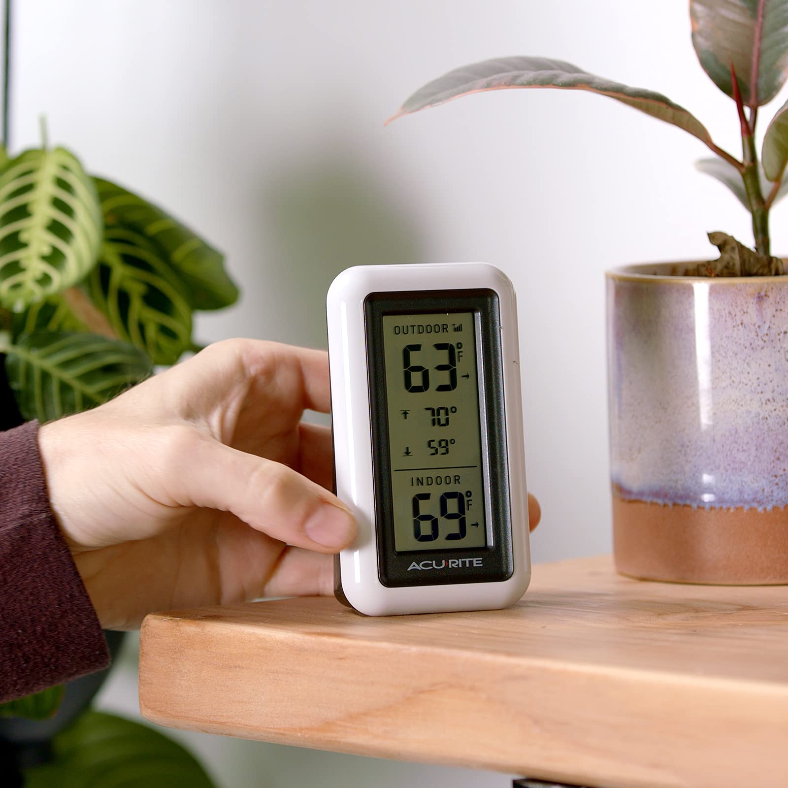 AcuRite thermometer can be wall mounted or placed on a table