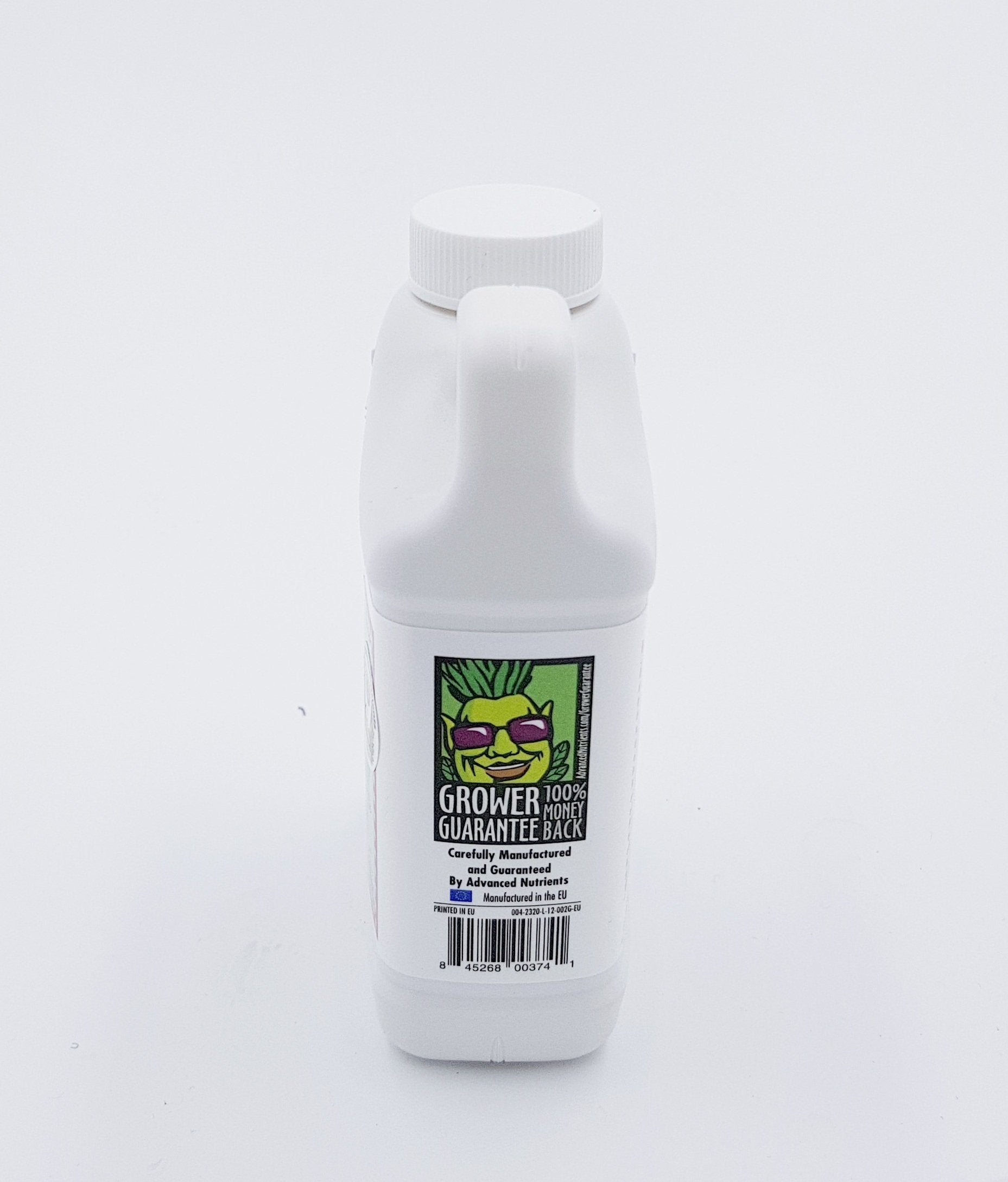 Advanced Nutrients Bud Candy pour action captures quick dispersion for even coverage.
