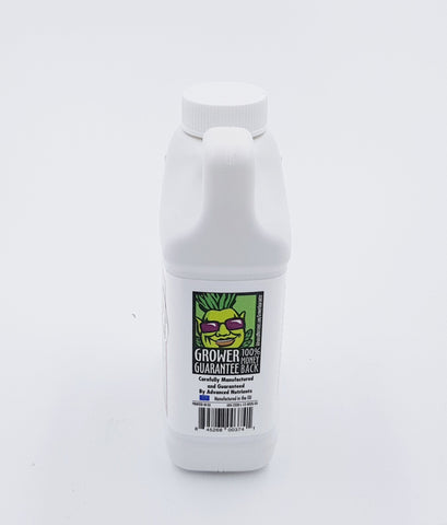 Advanced Nutrients Bud Candy pour action captures quick dispersion for even coverage.
