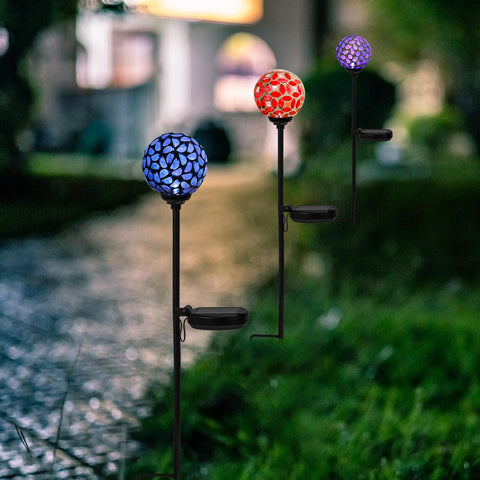 Afirst colorful garden ambiance lights up evenings with playful color.