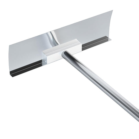 Aglaiprty anti-slip grip provides controlled snow removal from the ground.