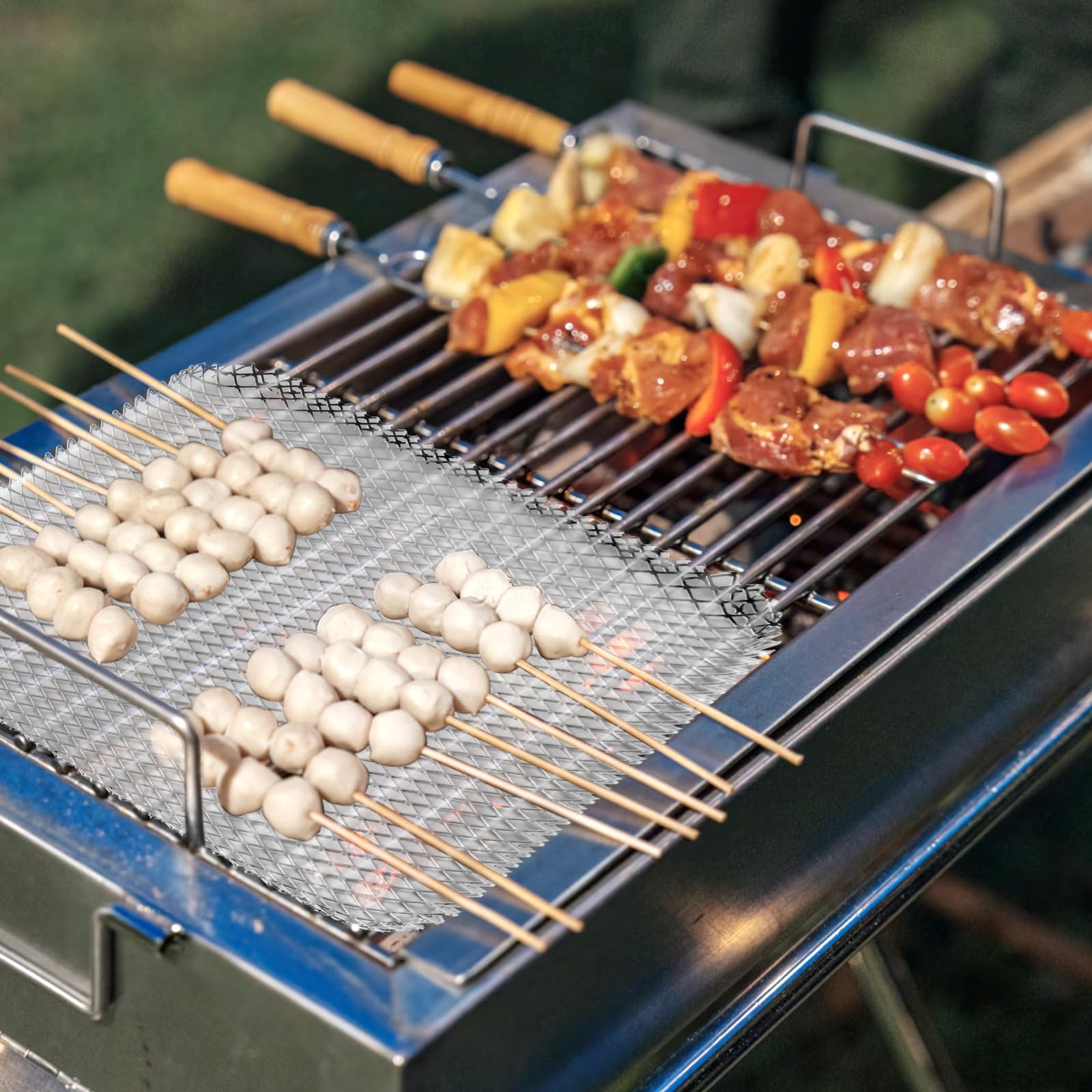 Aglehome grill topper with meat on the grill minimizes flare-ups.