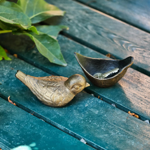 Aifeorzo decorative garden statue doubles as discreet key storage