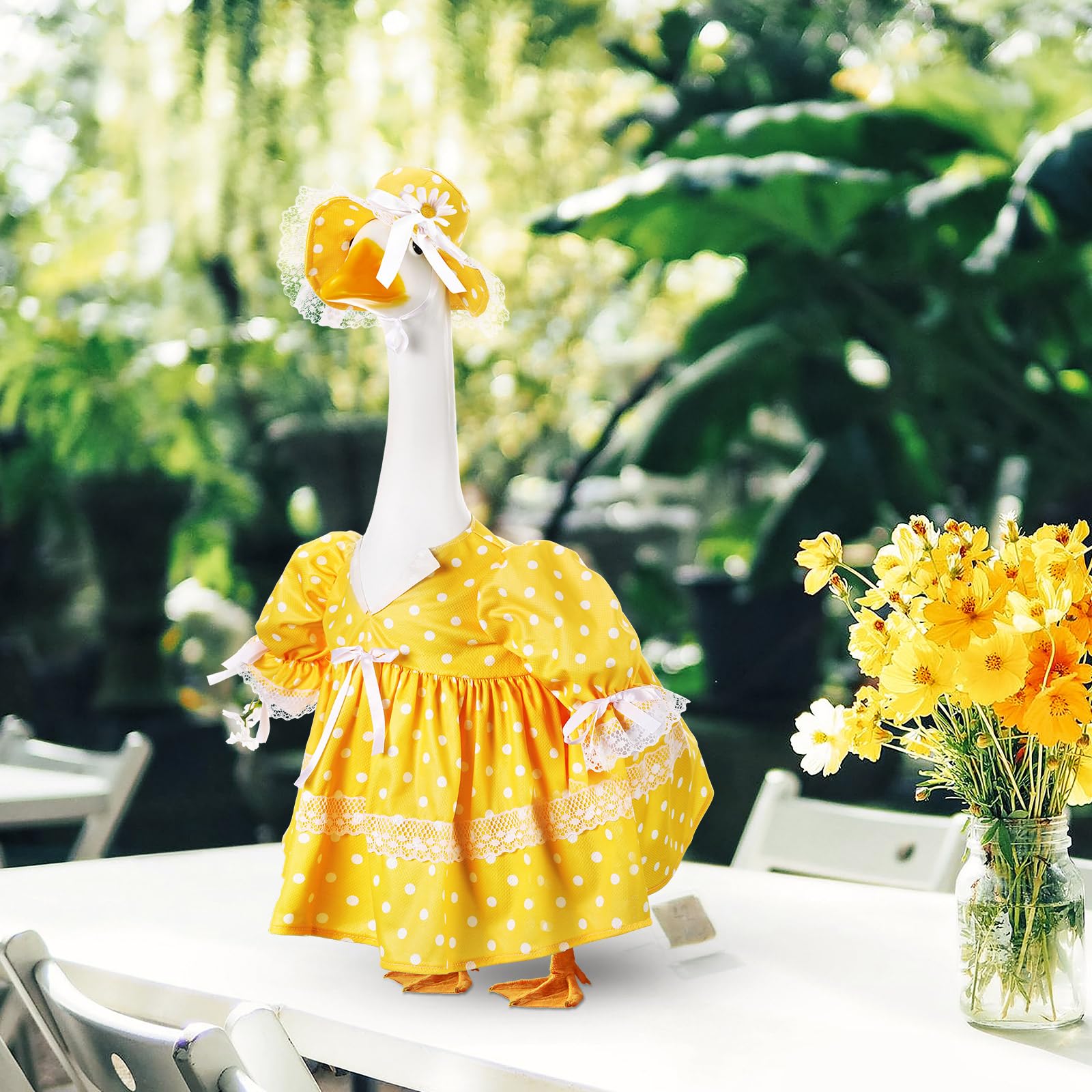 Delicate lace trim on the Aliceset goose outfit adds a graceful, princess-like touch.