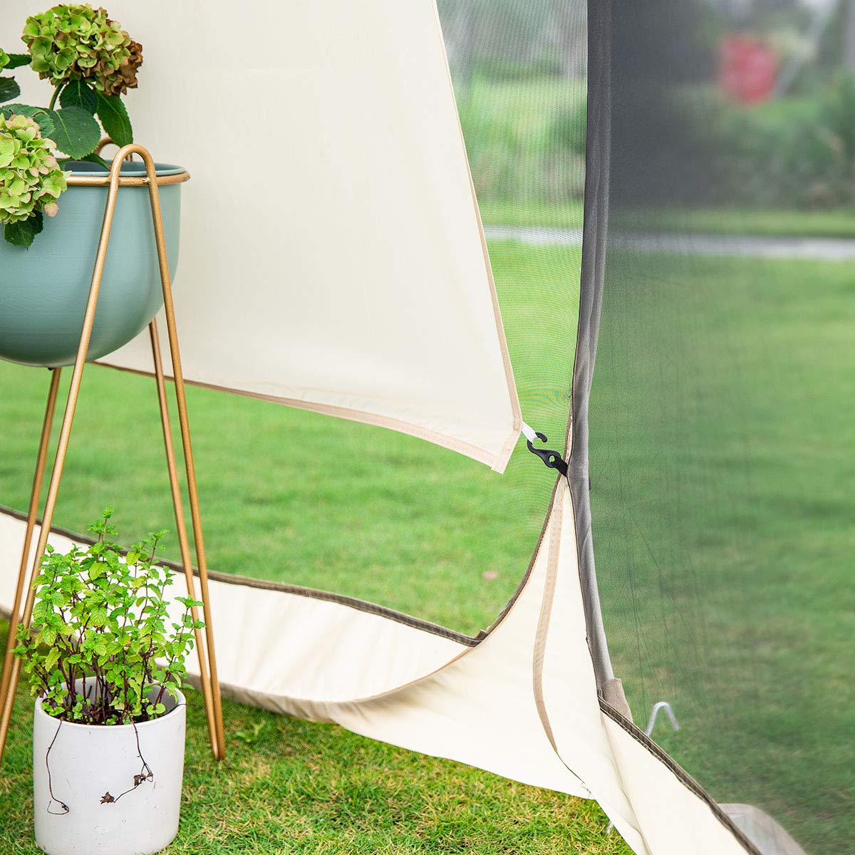 Alvantor shield against sun and privacy with trapezoidal design