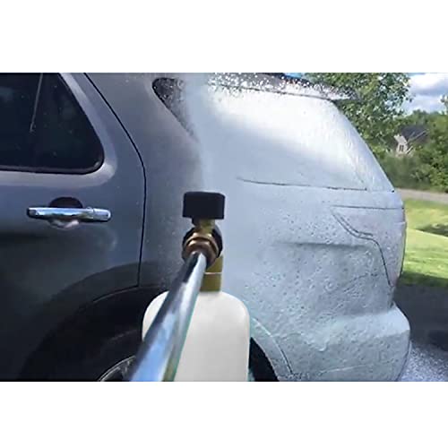 Amazon Basics foam lance in action cleaning a vehicle.