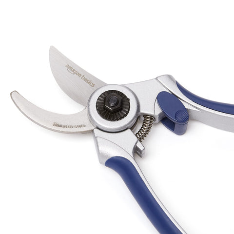 Amazon Basics blue coil spring detail highlights smooth cutting action