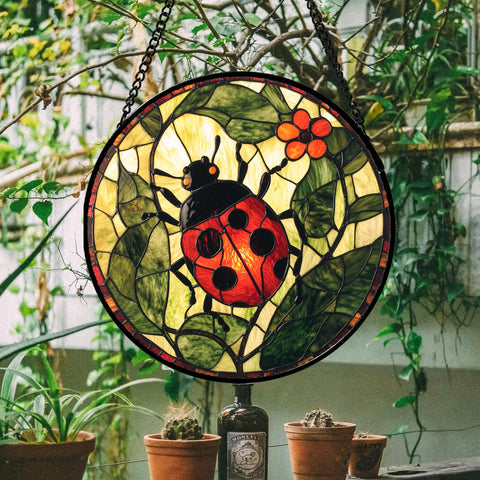 AMDERVEN close-up colors showcase bold gradients and intricate glass patterns.