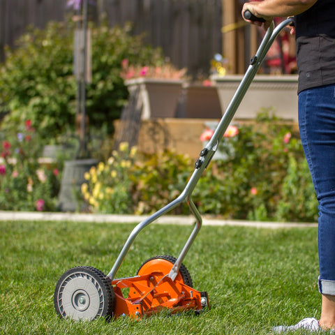 American Lawn Mower Company 1204-14 weighs 19 pounds for easy lifting and maneuvering.