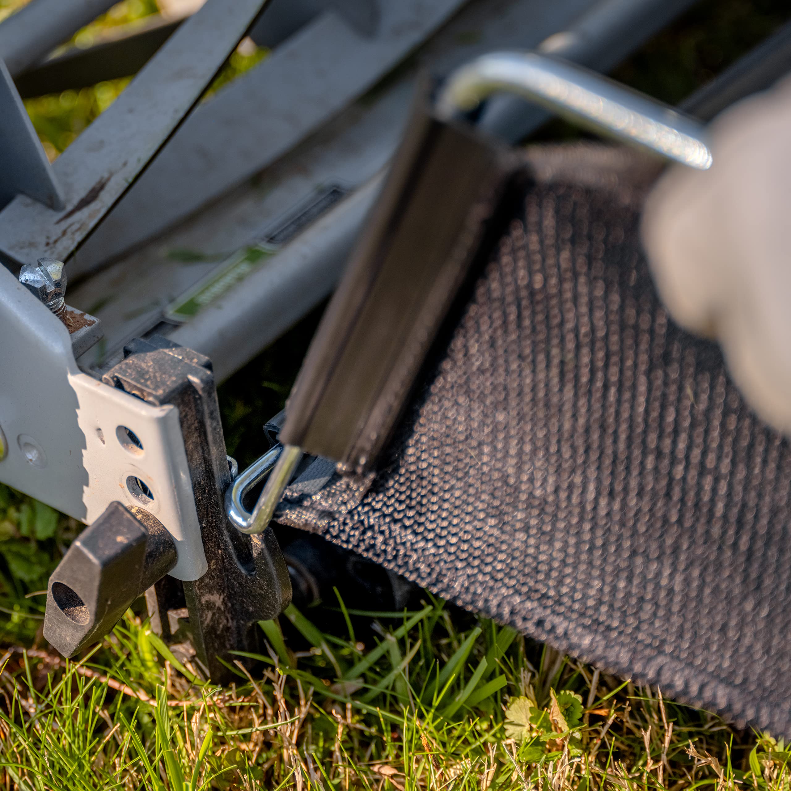 GC91820 grass catcher catching leaves and grass for a neat lawn