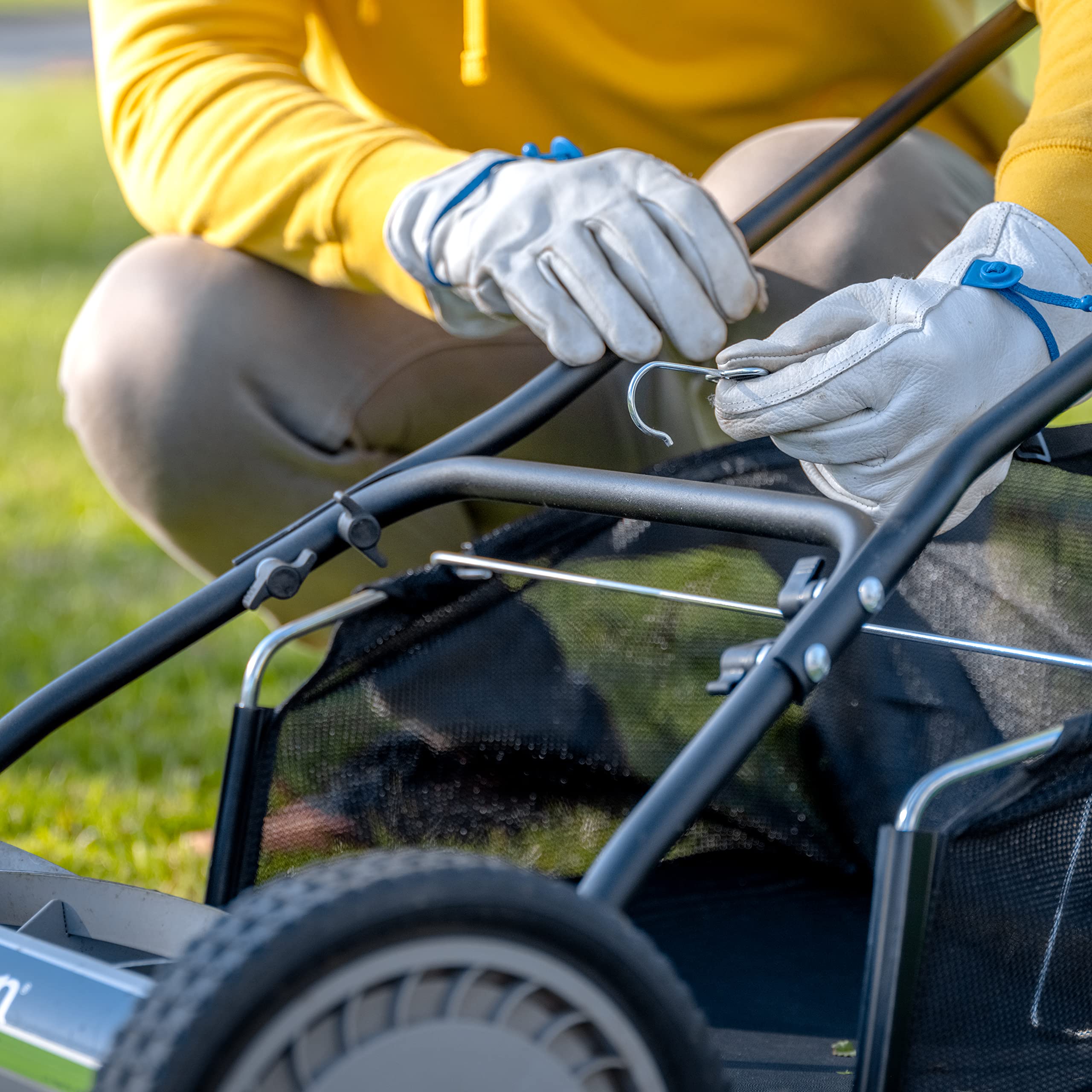 GC91820 grass catcher heavy-duty wireframe supporting the bag
