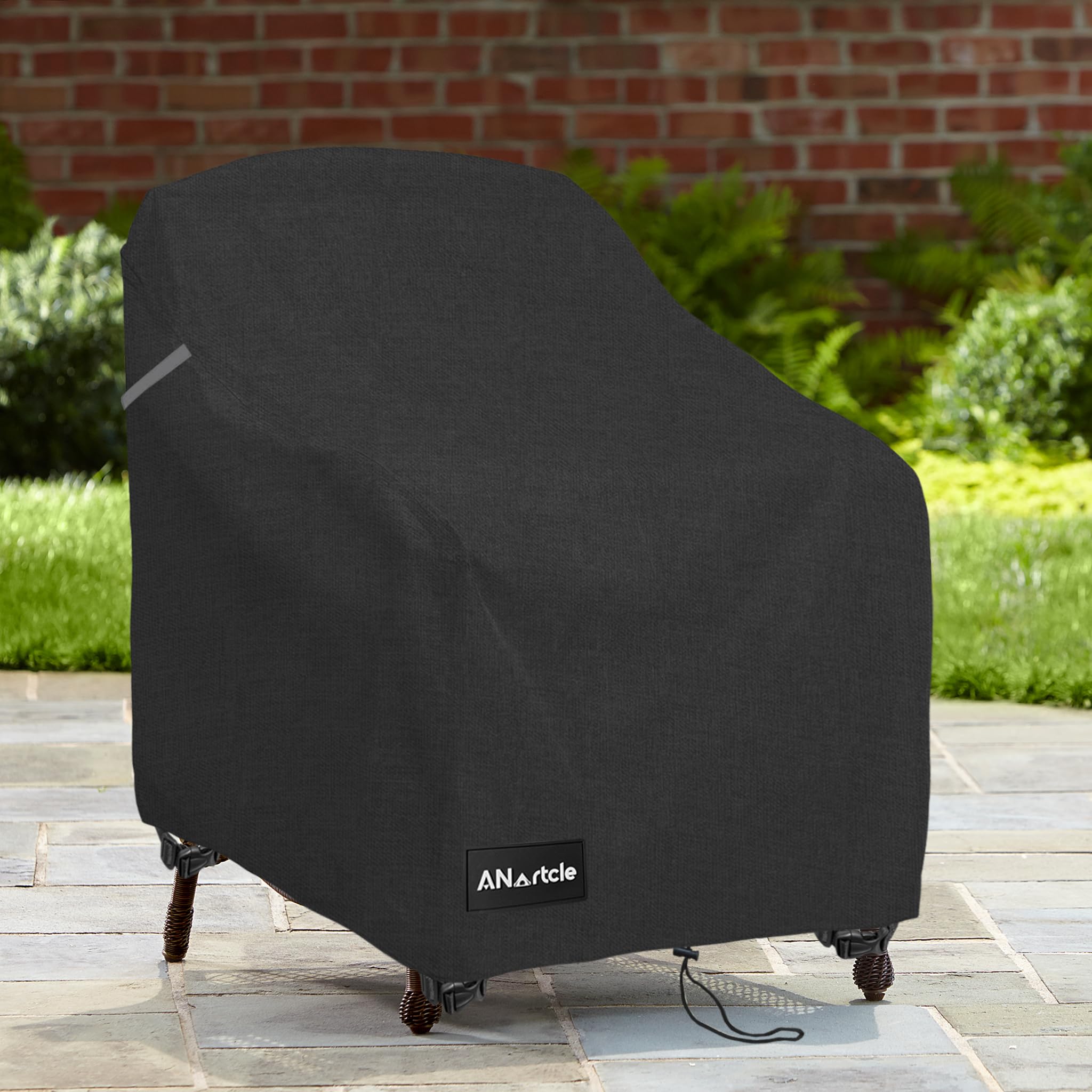 ANartcle strap closures keep the cover secure in windy conditions