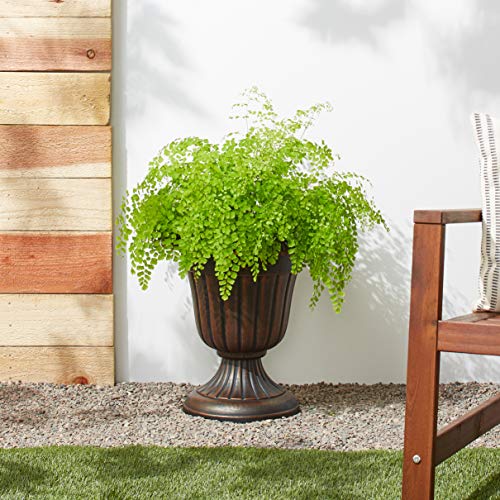 Arcadia PL00CP urn used as garden table centerpiece