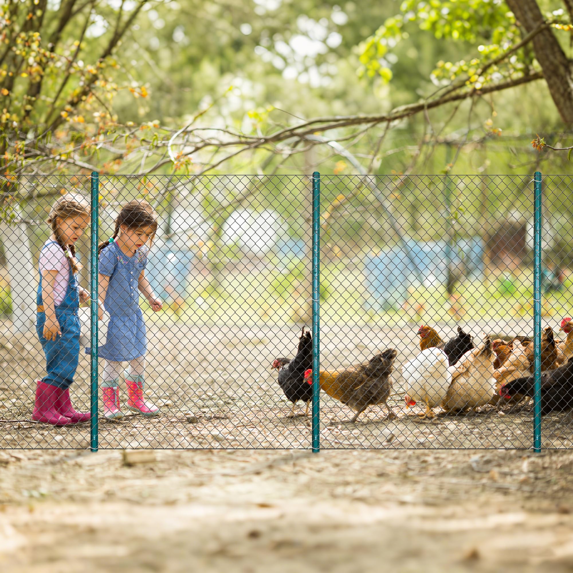 ARIFARO weather-resistant steel post remains sturdy in damp outdoor conditions.