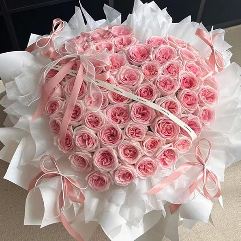 ArrErr Gift-ready rose display boosts visual impact for special occasions.
