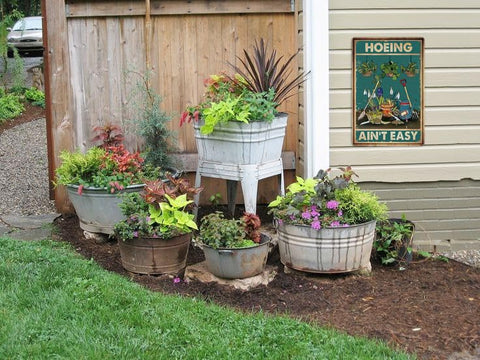 Artlunar metal sign outdoors: vibrant colors withstand the elements.