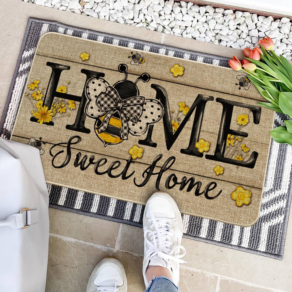 Artoid Mode Bee Daisy low-profile mat fits narrow doorways and reduces trips.