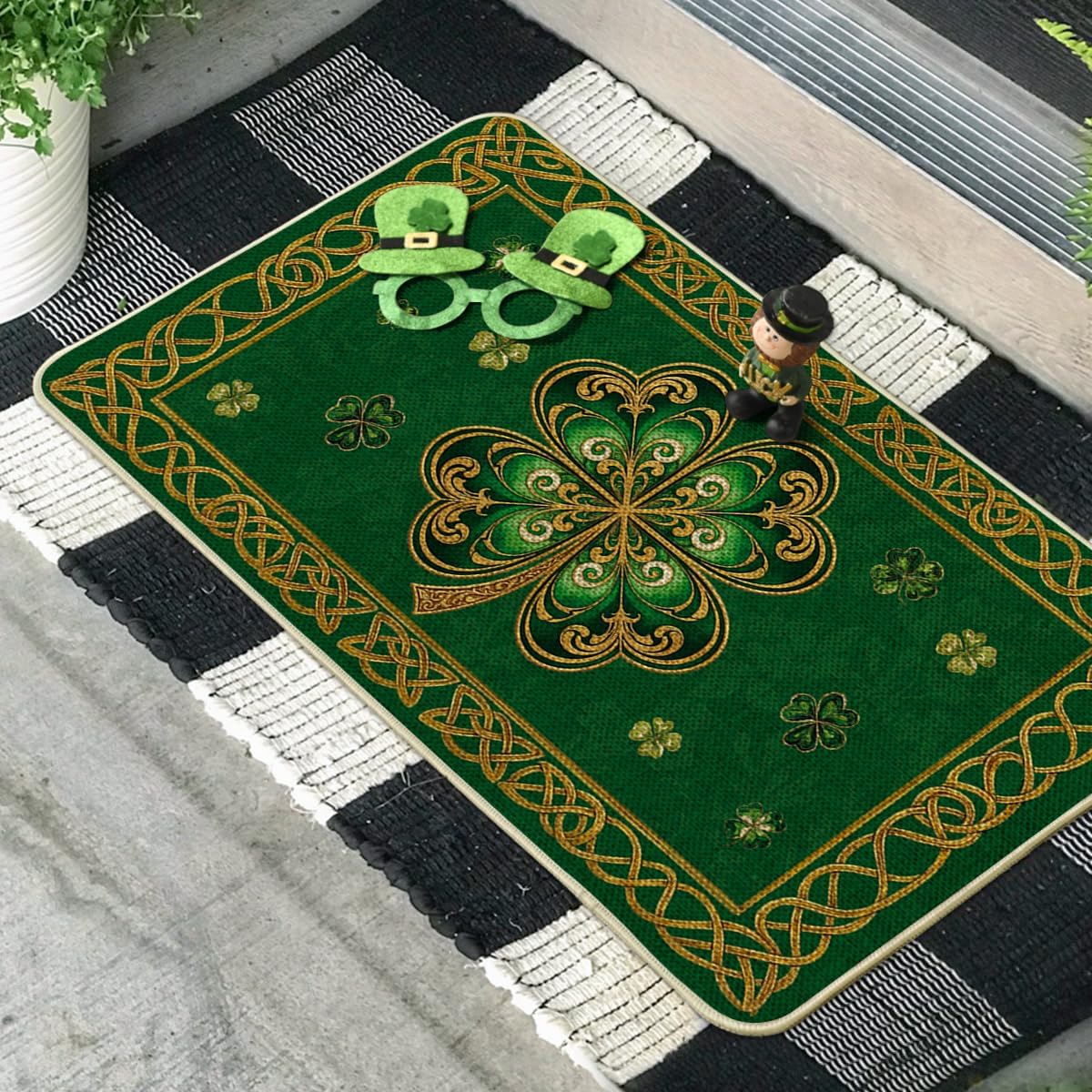 Artoid Mode green cloisonne clover mat shows durable, stain-resistant materials