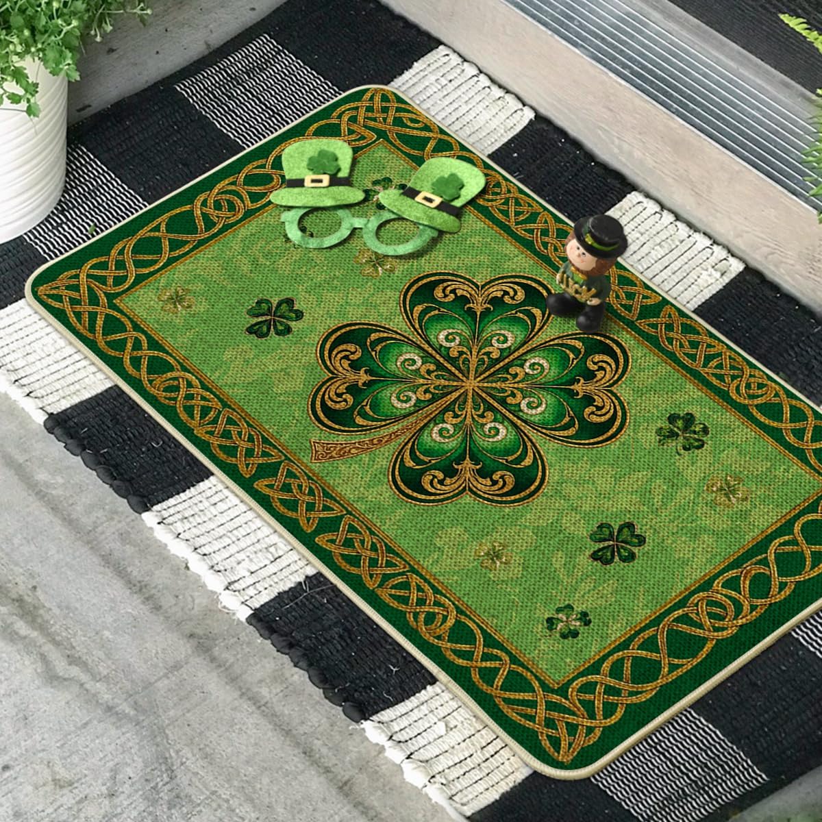 Non-slip rubber backing keeps the doormat in place on porch and entryways.