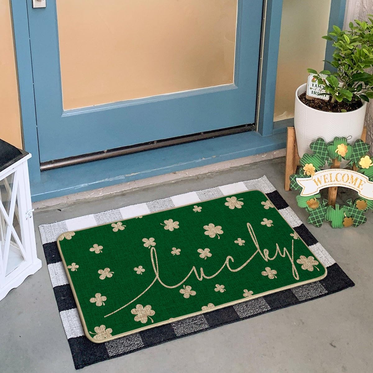 Artoid Mode seasonal green design adds curb appeal to your entryway.