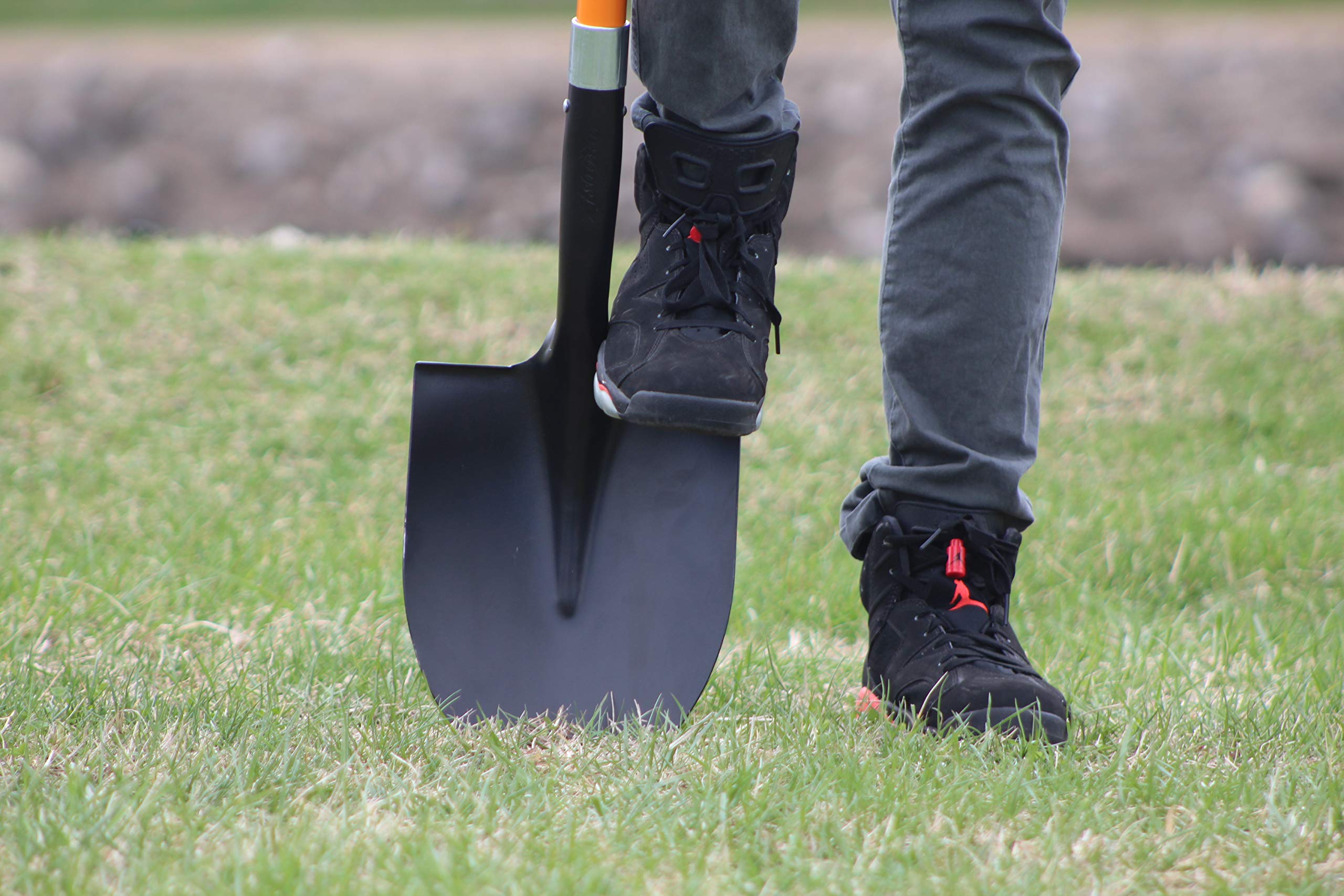 Ashman ergonomic, slip-resistant handle ensures a secure grip during heavy digging.