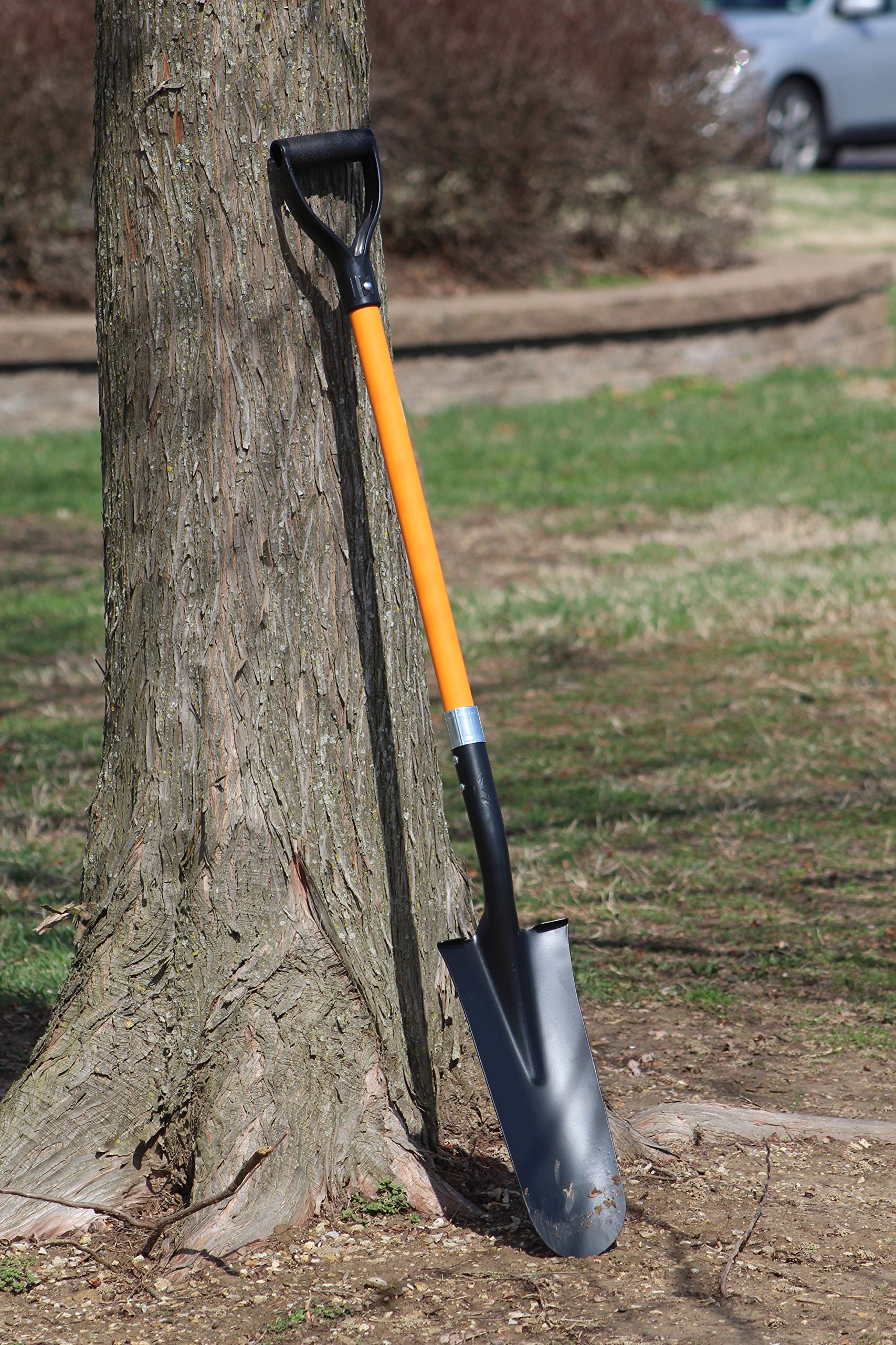 AshmanOnline drain spade in a wide bed ready for trenching and digging.