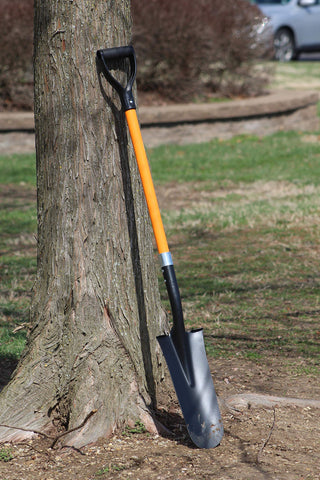 AshmanOnline drain spade in a wide bed ready for trenching and digging.