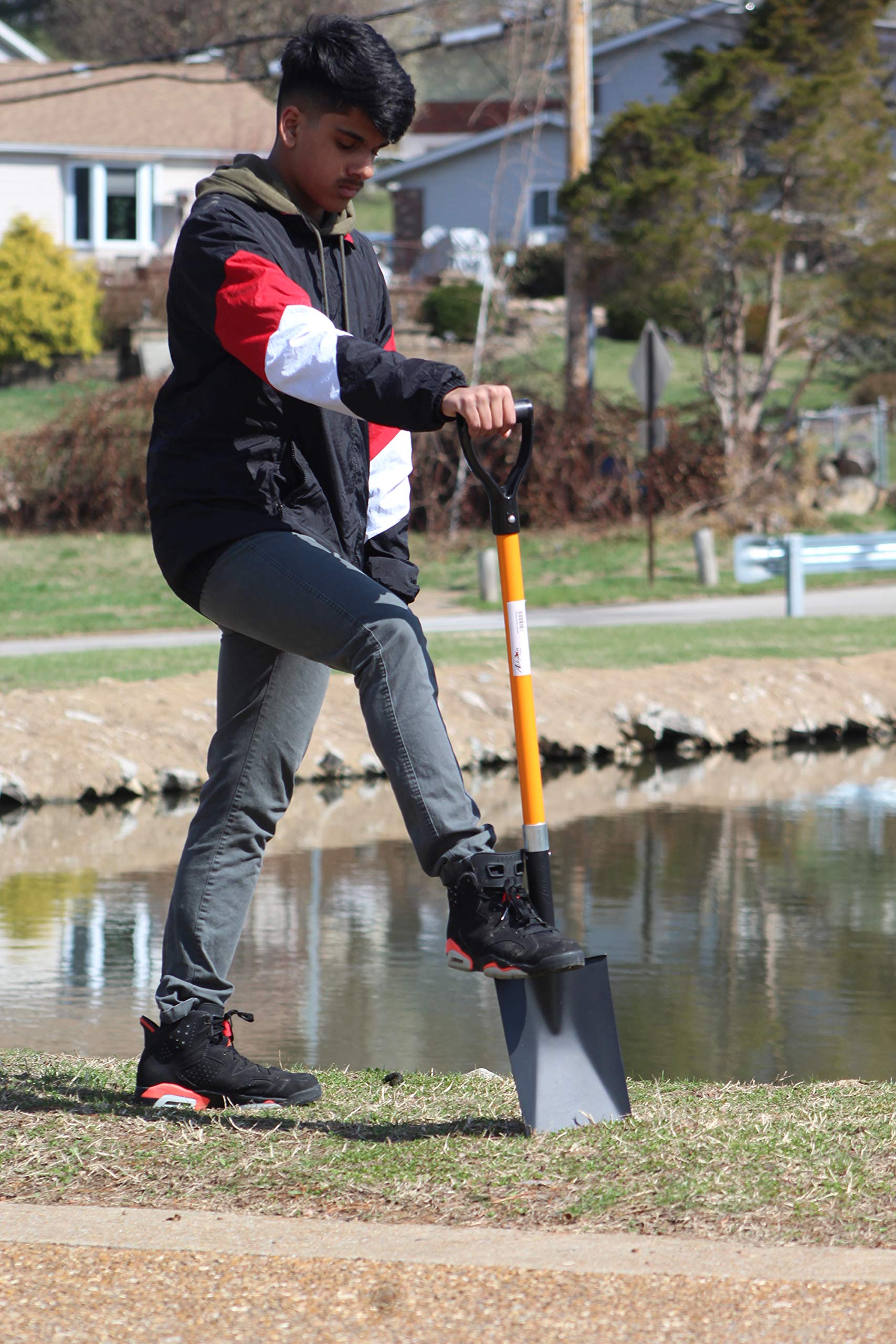 AshmanOnline spade shovel cutting turf image highlights turf-friendly performance.