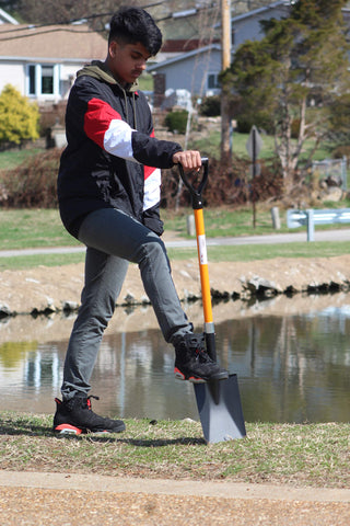 AshmanOnline spade shovel cutting turf image highlights turf-friendly performance.