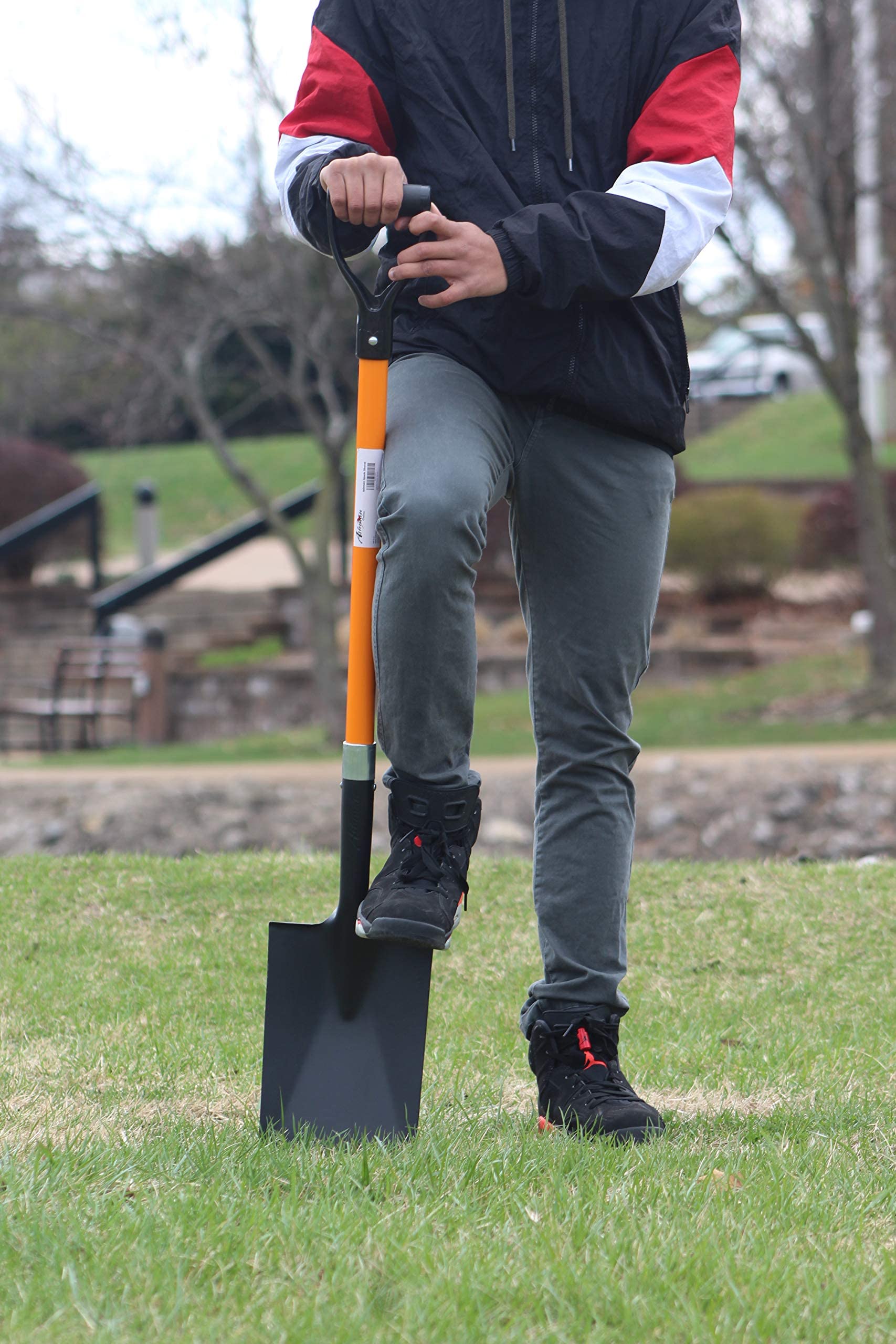 AshmanOnline spade shovel packaging shot shows a ready-to-use tool with durable construction.