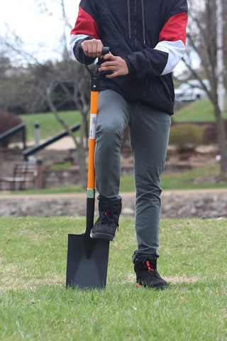 AshmanOnline spade shovel packaging shot shows a ready-to-use tool with durable construction.
