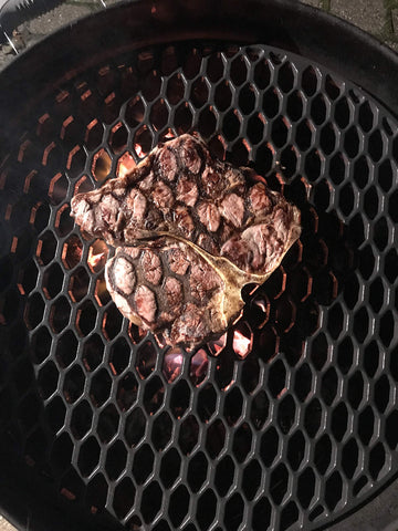 Aura cast iron grate enables smooth food release for easy flipping on grills.