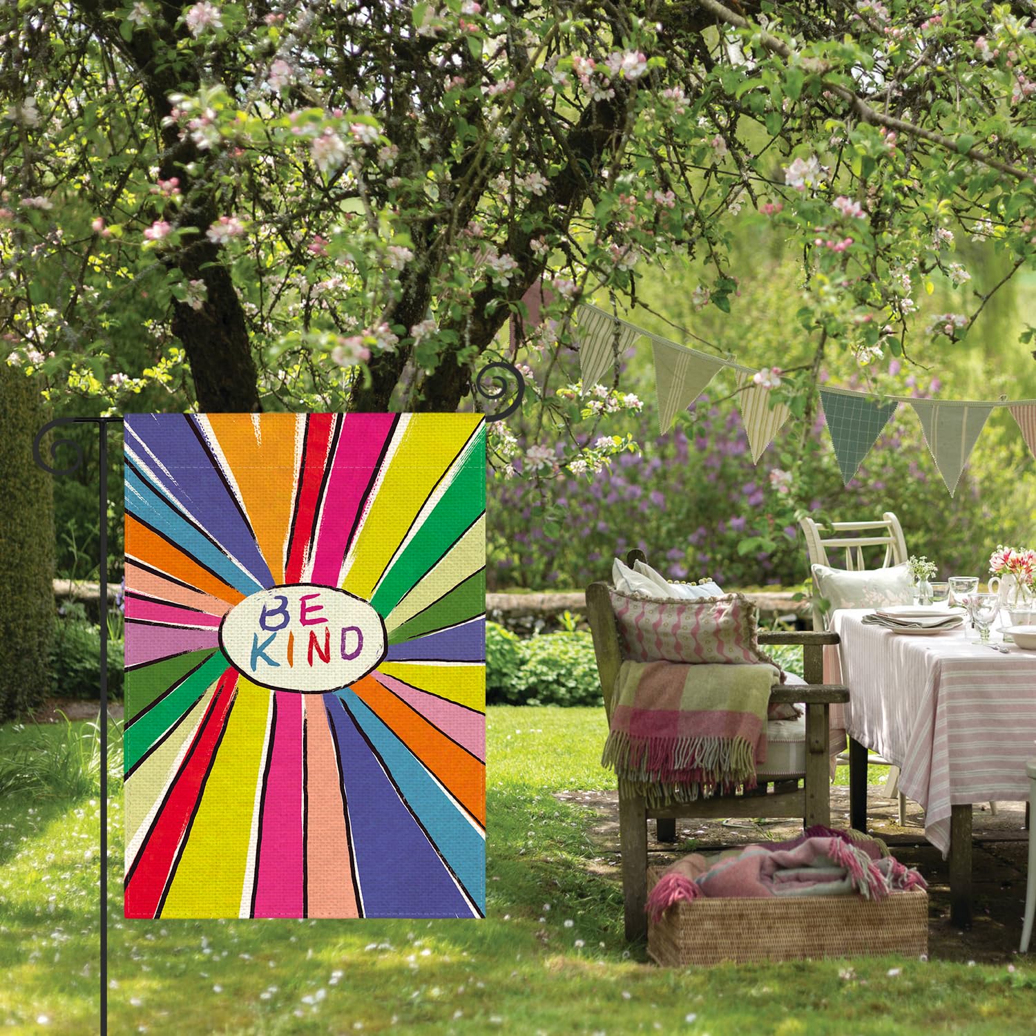 AVOIN colorlife machine-washable fabric keeps colors bright with simple cleaning.