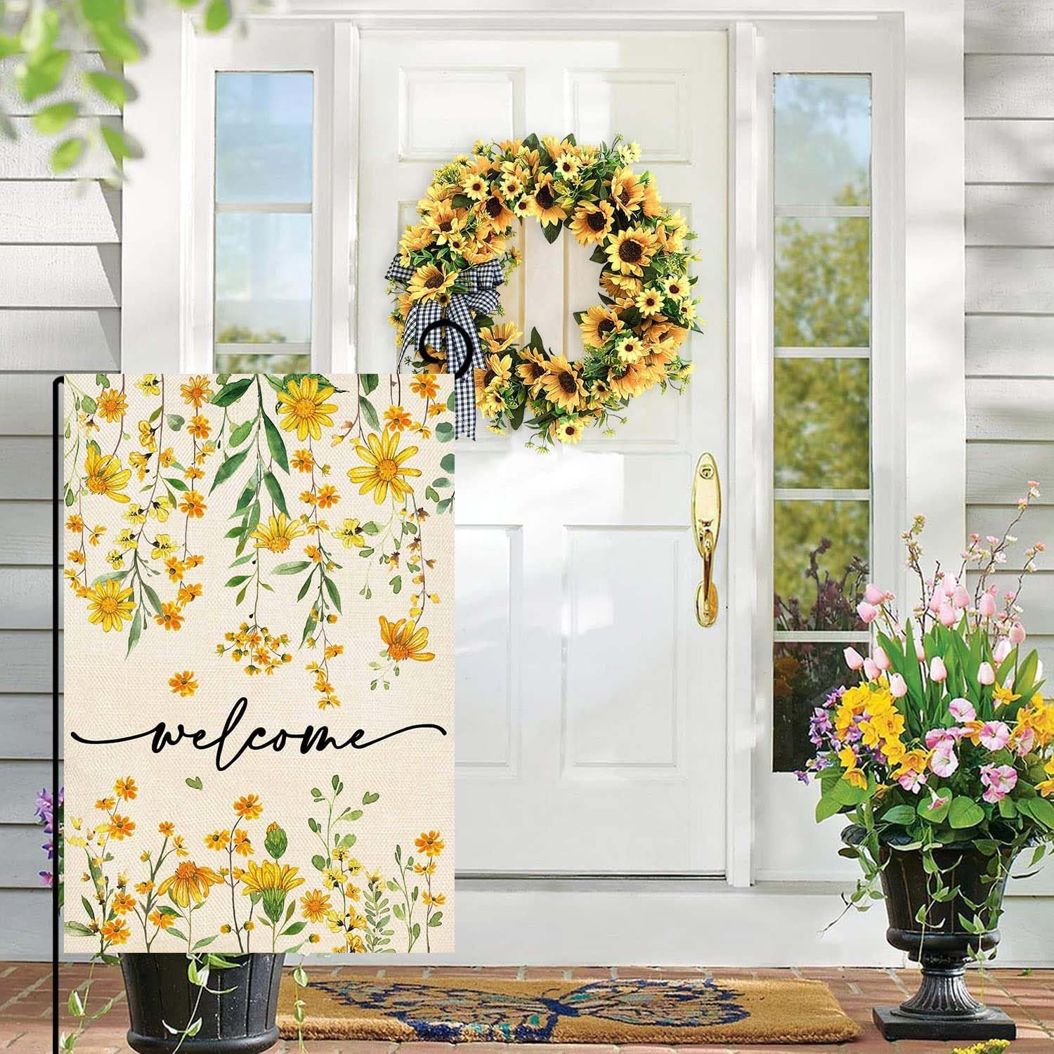 Baccessor burlap flag shows weatherproof construction for seasonal décor.