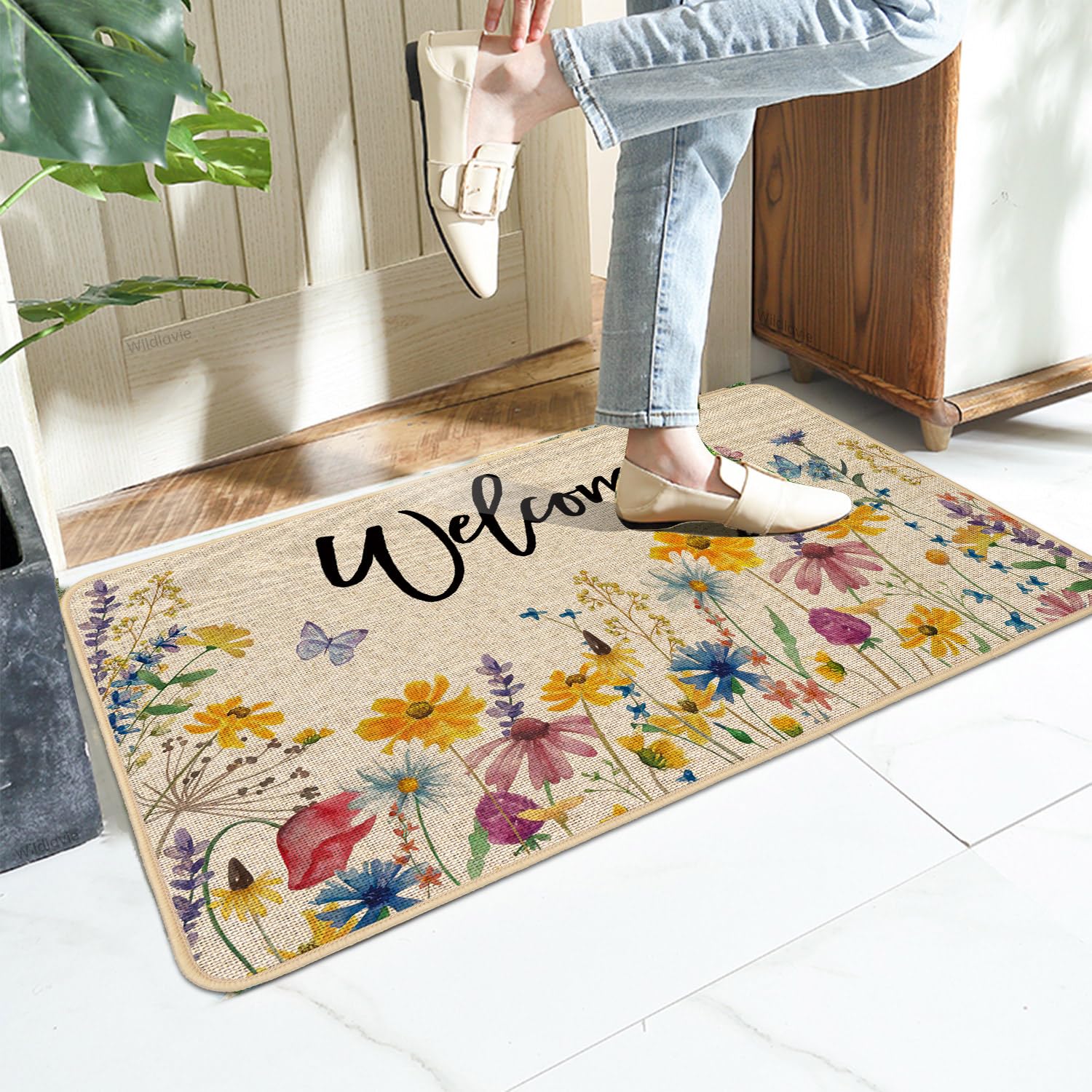 Baccessor Weather-resistant mat endures rain and snow at the entry.