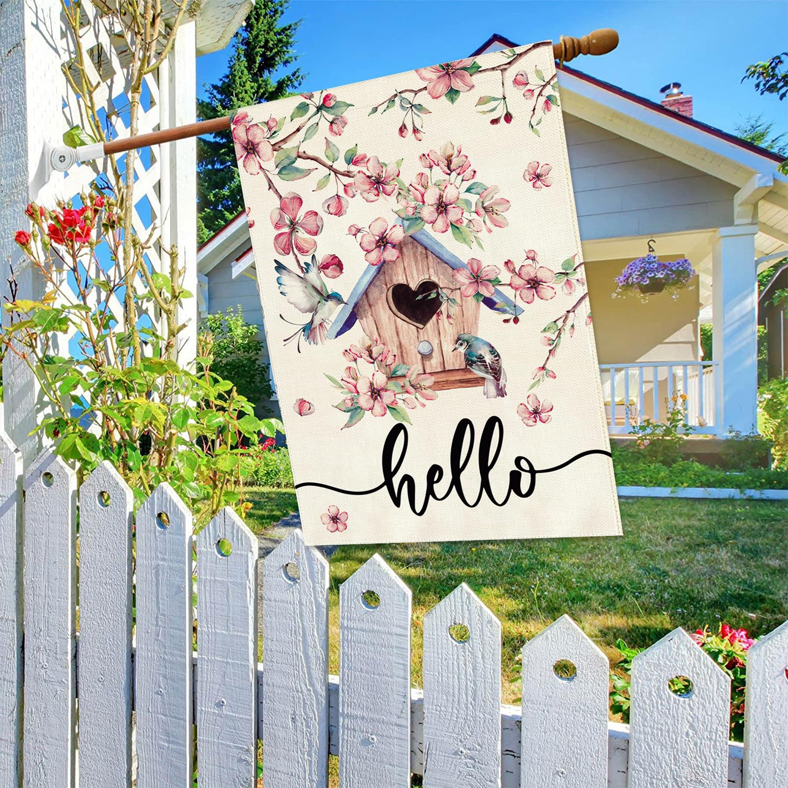 Baccessor double-sided burlap flag design shows cheerful blossoms from every angle.