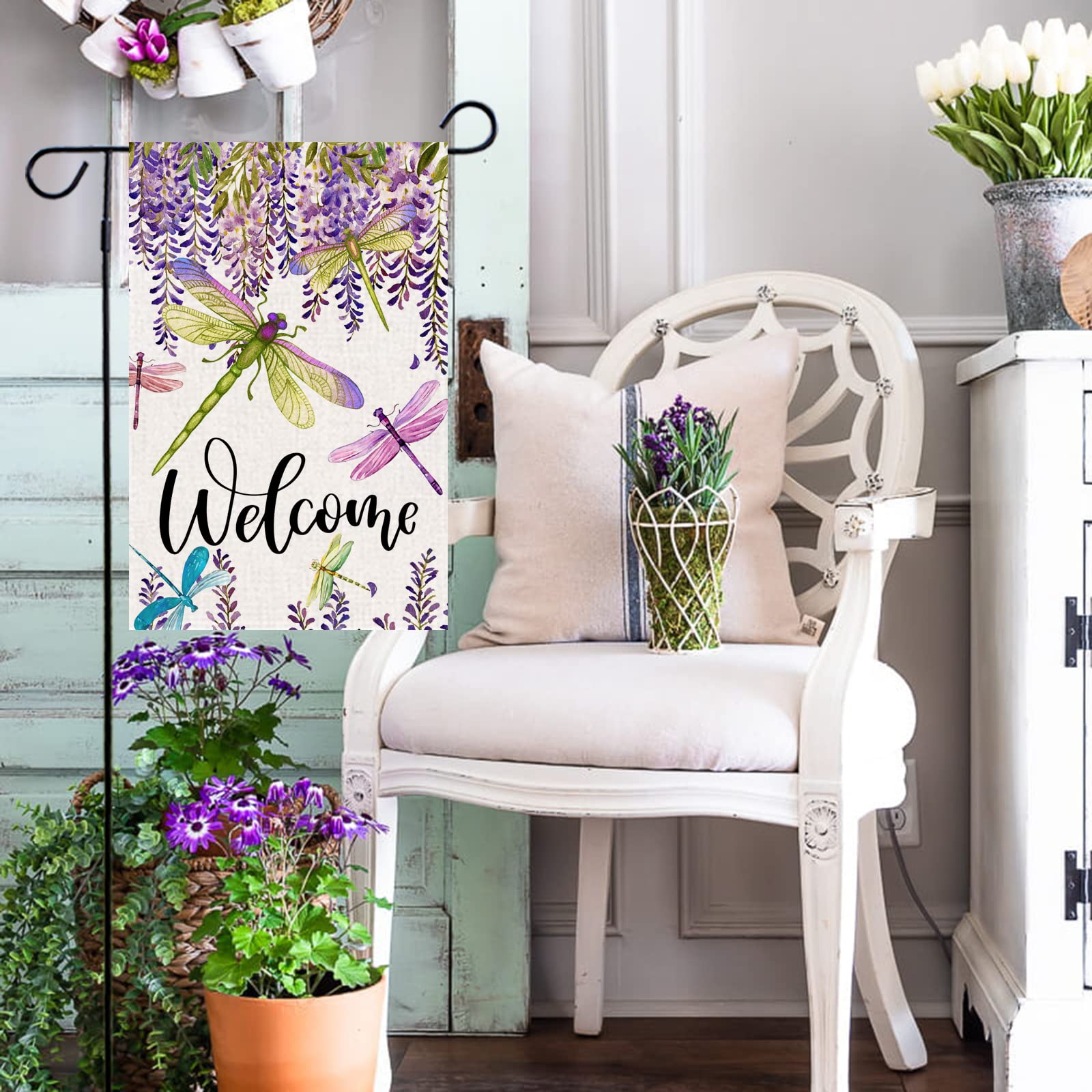 Baccessor burlap flag with wisteria blooms for rustic curb appeal.