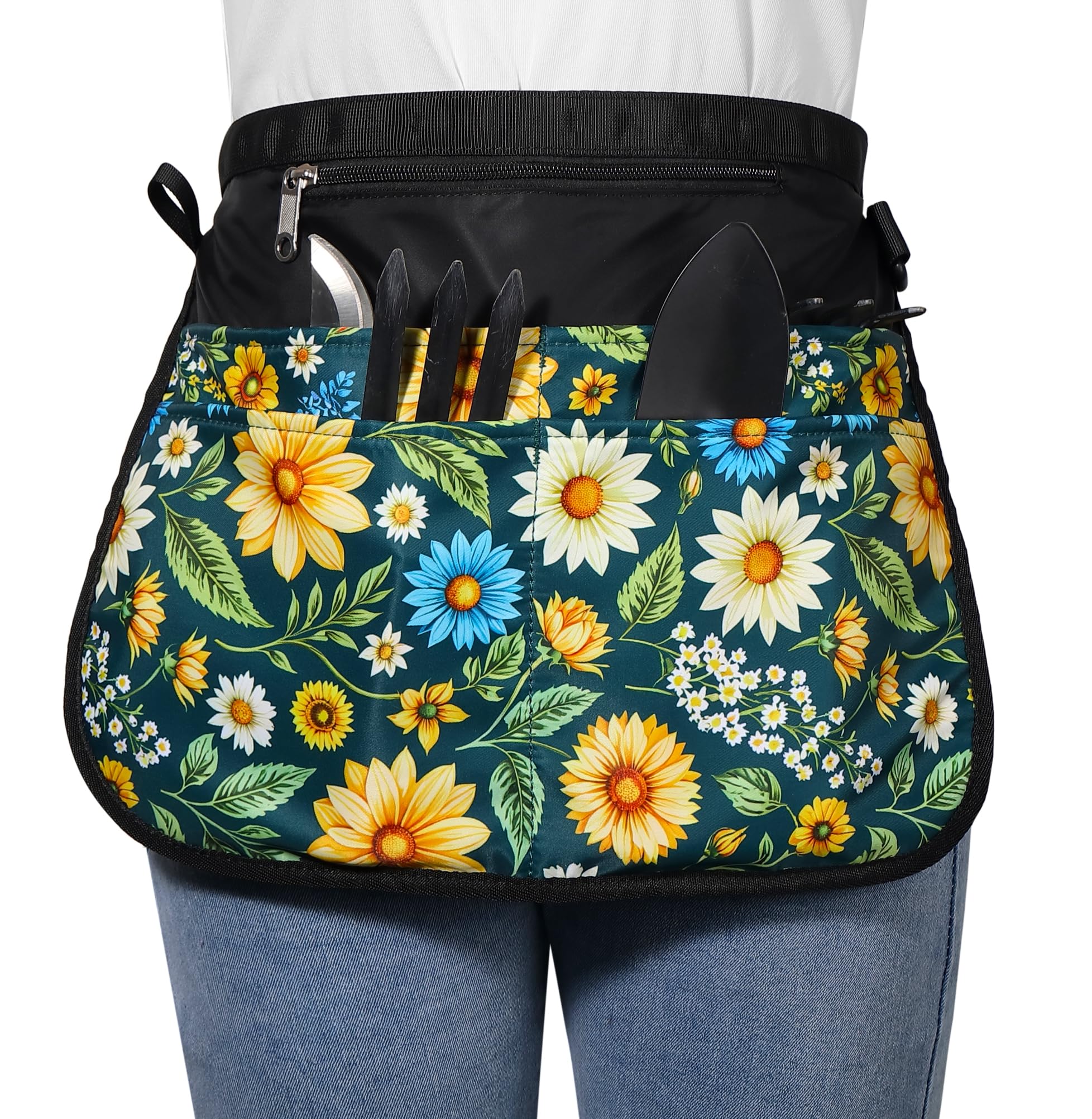 Bafelia garden apron with five pockets for organized tools and accessories.