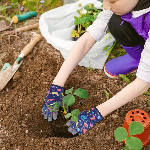 Baidast Kids gloves demonstrate flexible pruning movement